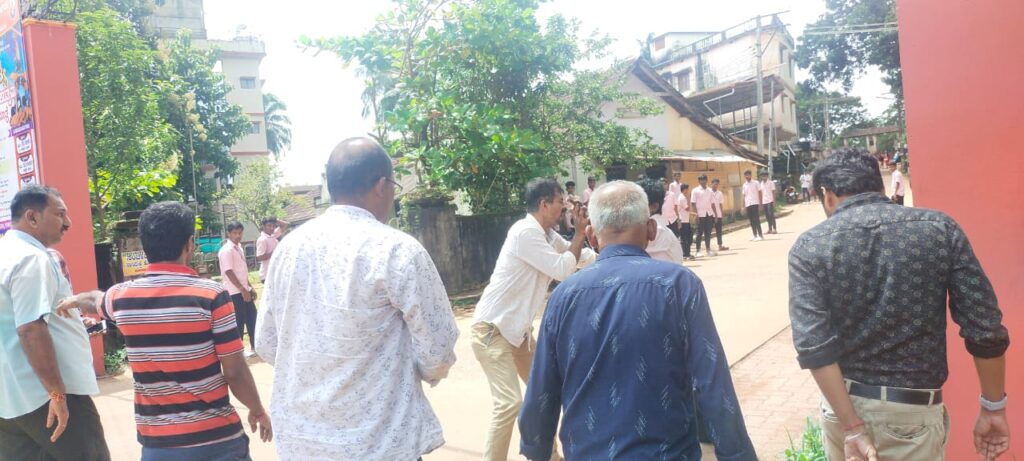 ಐಸ್ ಕ್ರಿಂನಲ್ಲಿ ಹಲ್ಲಿನ ಸೆಟ್ ಪತ್ತೆಯಾಯಿತು ಎಂದು ಕುಪಿತಗೊಂಡ ಗ್ರಾಹಕನಿಂದ ತರಾಟೆ: ಗ್ರಾಹಕ ಮತ್ತು ಸ್ಥಳೀಯರ ನಡುವೆ ರಸ್ತೆಯಲ್ಲೇ ಹೊಡೆದಾಟ: ಇಬ್ಬರನ್ನು ಠಾಣೆಗೆ ಕರೆದೊಯ್ದ ಪೋಲೀಸರು.