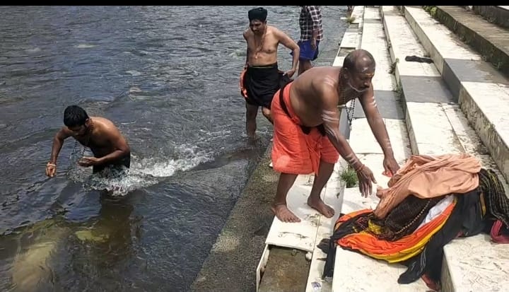 ಶಬರಿಮಲೆ ಶ್ರೀ ಅಯ್ಯಪ್ಪಸ್ವಾಮಿಯ ದರ್ಶನಾರ್ಥಿ ಸುಳ್ಯದ ವಕೀಲರ ತಂಡದಿಂದ ಶಬರಿಮಲೆ ಪಂಪಾ ನದಿ ಯಲ್ಲಿ ಸ್ವಚತಾ ಕಾರ್ಯಕ್ರಮ.