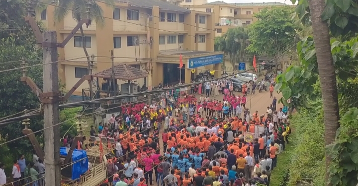 ಸುಳ್ಯ 10 ನೇ ವರ್ಷದ ಮೊಸರು ಕುಡಿಕೆ ಉತ್ಸವಕ್ಕೆ ಚಾಲನೆ : ಅದ್ಧೂರಿಯ ಶೋಭಾಯಾತ್ರೆ: ಗಮನ ಸೆಳೆದ ಬೃಹತ್ ಬೊಂಬೆಗಳುಡಿ.ಜೆ ಅಬ್ಬರಕ್ಕೆ ಹಜ್ಜೆ ಹಾಕಿದ ಯುವಪಡೆ