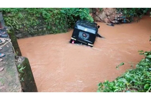 ಬಸ್ಸು ಅಪಘಾತದಲ್ಲಿ ಗಾಯಗೊಂಡ ತಾಯಿಯನ್ನು ನೋಡಲು ತೆರಳುತ್ತಿದ್ದ ಅಟೋ ಚಾಲಕ ರಿಕ್ಷಾ ಸಮೇತ ಹೊಳೆಗೆ ಪಲ್ಟಿ :