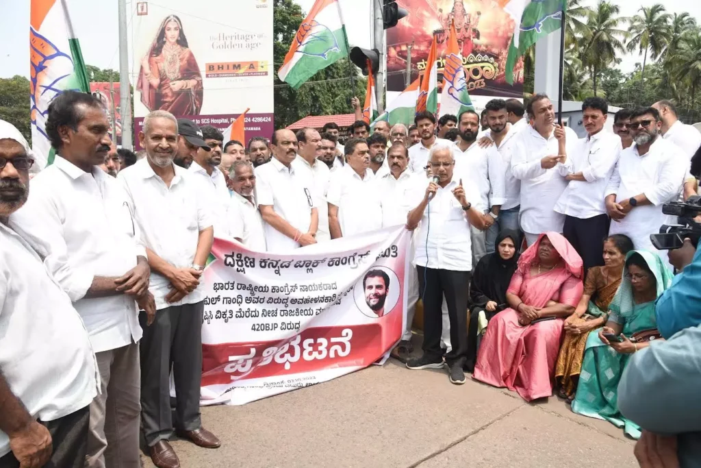 ರಾಹುಲ್ ವಿರುದ್ದ ಪ್ರಧಾನಿ ಪ್ರಚೋದನಕಾರಿ ಹೇಳಿಕೆಯನ್ನು ನೀಡಿದ್ದಾರೆಂದು ಖಂಡಿಸಿ ದ.ಕ. ಜಿಲ್ಲಾ ಕಾಂಗ್ರೆಸ್ ವತಿಯಿಂದ ಮಂಗಳೂರಿನಲ್ಲಿ ಪ್ರತಿಭಟನೆ.