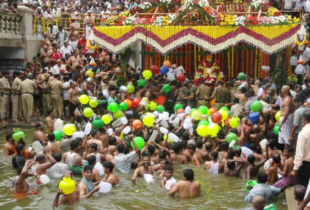 ಇನ್ನು ಮುಂದೆ ಕಾವೇರಿ ತೀರ್ಥೋದ್ಭವ ಸಂದರ್ಭ ತೀರ್ಥ ಕೊಂಡಯ್ಯಲು ಪ್ಲ್ಯಾಸ್ಟಿಕ್ ಪ್ಲಾಸ್ಟಿಕ್ ಕ್ಯಾನ್ ಬಳಸುವಂತಿಲ್ಲ..