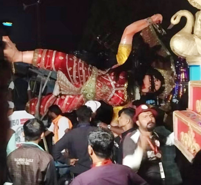 ಮಗುಚಿ ಬಿದ್ದ ಟ್ರಾಕ್ಟರ್ – ಮಡಿಕೇರಿ ದಸರಾ ಶೋಭಾಯಾತ್ರೆ ವೇಳೆ ಅವಘಡ – ಮೂವರಿಗೆ ಗಾಯ.