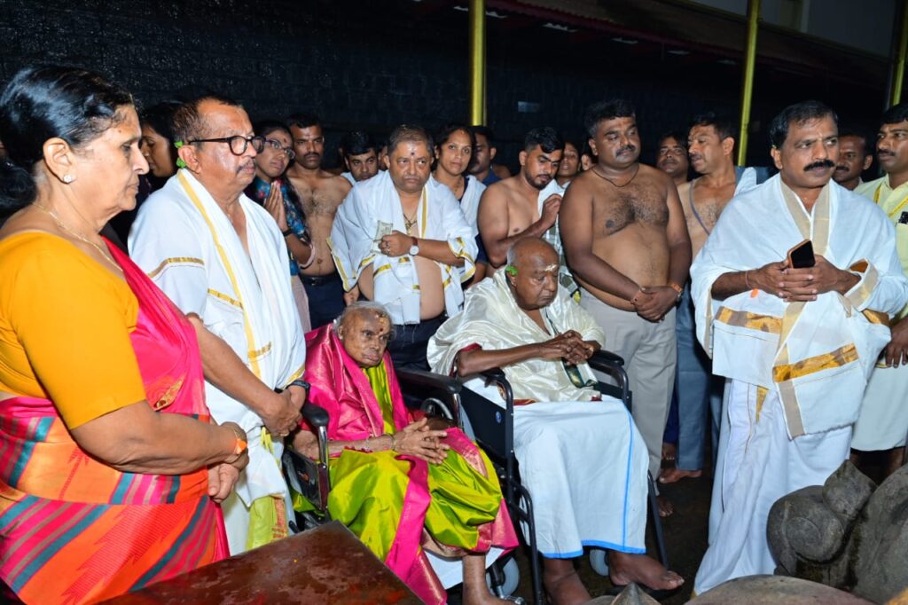 ಸುಬ್ರಹ್ಮಣ್ಯ: ಕುಕ್ಕೆ ಸುಬ್ರಹ್ಮಣ್ಯಕ್ಕೆ ಮಾಜಿ ಪ್ರಧಾನಿ, ರಾಜ್ಯಸಭಾ ಸದಸ್ಯ ಹೆಚ್.ಡಿ. ದೇವೇಗೌಡ ಮತ್ತು ಅವರ ಪತ್ನಿ ಚಿನ್ನಮ್ಮ ಅವರು ಭೇಟಿ ನೀಡಿದ್ದಾರೆ.