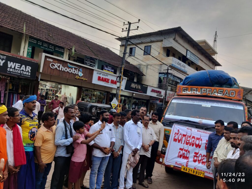 ಬೆಂಗಳೂರು ಕಂಬಳಕ್ಕೆ ಸುಳ್ಯ ತಾಲೂಕಿನಿಂದ ಹೊರಟ ಓಟದ ಕೋಣಗಳಿಗೆ ಸುಳ್ಯ ನಗರದಲ್ಲಿ ಗೌರವ.