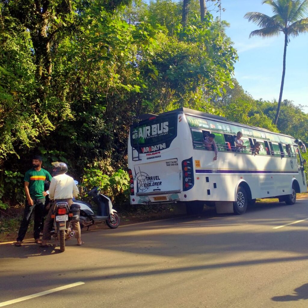 ಪೆರಾಜೆ :ಪ್ರಾವಾಸದ ಬಸ್ ಗಳ ನಡುವೆ ಅಪಘಾತ ವಿದ್ಯಾರ್ಥಿಗಳು ಪಾರು: ಬಸ್ ಗಳಿಗೆ ಹಾನಿ