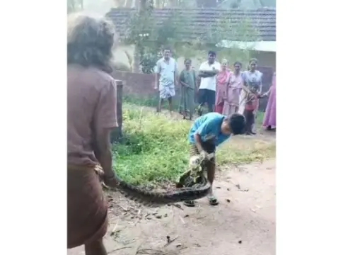 ತಂದೆಯ ಜೊತೆ ಸೇರಿ ಬೃಹತ್ ಹೆಬ್ಬಾವು ಹಿಡಿದ ಹನ್ನೆರಡರ ಪೋರ..!