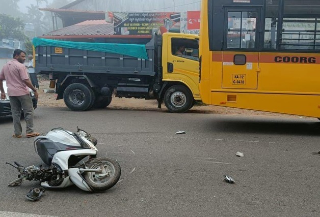 ಗೋಣಿಕೊಪ್ಪಲು-ಪೊನ್ನಂಪೇಟೆ ರಸ್ತೆಯಲ್ಲಿ –ಶಾಲಾ ಬಸ್-ದ್ವಿಚಕ್ರ ವಾಹನದ ನಡುವೆ ಡಿಕ್ಕಿ :