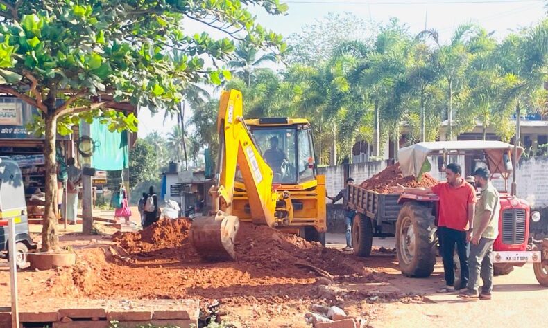 ಗಾಂಧಿನಗರದಲ್ಲಿ ಮಹಾತ್ಮಗಾಂಧಿ ವೃತ್ತ ರಚನೆ ಕಾಮಗಾರಿಗೆ ಚಾಲನೆ.