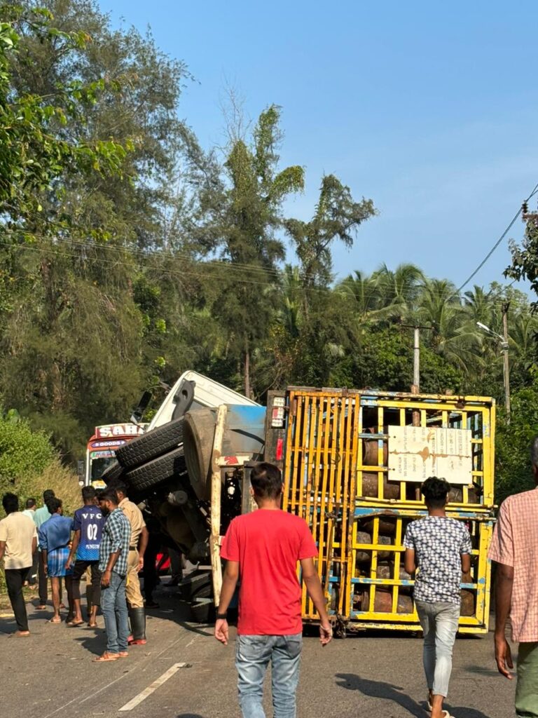 ಸುಳ್ಯ ಪುತ್ತೂರು ರಾಜ್ಯ ಹೆದ್ದಾರಿಯ ಅಡ್ಕಾರು ಸುಣ್ಣಮೂಲೆ ಎಂಬಲ್ಲಿ ಗ್ಯಾಸ್ ಲಾರಿ ಪಲ್ಟಿ: ರಸ್ತೆ ಸಂಚಾರದಲ್ಲಿ ವ್ಯತ್ಯಯ