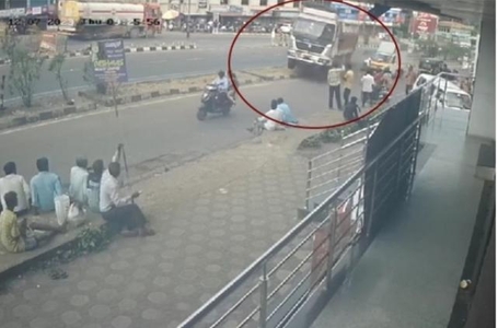 ಮೂಲ್ಕಿ: ಲಾರಿ ಚಾಲಕನ ಅಜಾಗುರುಕತೆ: ಬೈಕ್ ಸವಾರ ಗಂಭೀರ: ರಿಕ್ಷಾಕ್ಕೆ ಹಾನಿ