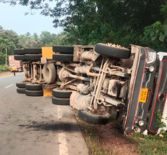 ಕಲ್ಲುಗುಂಡಿ : ಕಡೆಪಾಲ ಬಳಿ ಕಂಟೈನರ್ ಪಲ್ಟಿ, ಚಾಲಕ ಪಾರು