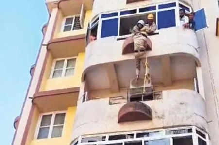 ಮಂಗಳೂರು: ನಾಲ್ಕನೇ ಮಹಡಿಯ ಕೋಣೆಯೊಳಗೆ ಸಿಲುಕಿದ ಮಗು; ಅಗ್ನಿಶಾಮಕ ದಳದಿಂದ ರಕ್ಷಣೆ