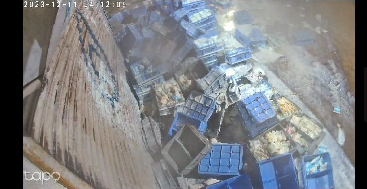 ಹಾಲಿನ ಬೂತ್ ಎದುರಿಗಿದ್ದ ಜೋಡಿಸಿದ್ದ ಹಾಲಿನ ಕ್ರೇಟ್ ಗಳಿಗೆ ಪಿಕಪ್ ವಾಹನ ಡಿಕ್ಕಿ-  ದ್ವಿಚಕ್ರ ಮತ್ತು ಸೈಕಲ್ ಸವಾರರು ಪಾರು..!