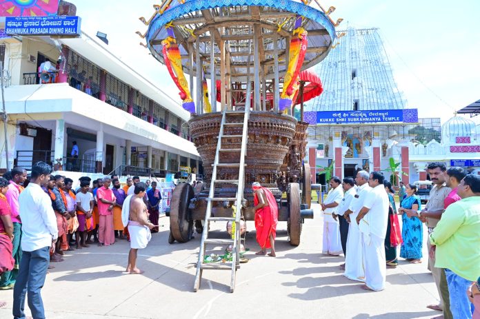ಕುಕ್ಕೆ ಸುಬ್ರಹ್ಮಣ್ಯದ ಬ್ರಹ್ಮ ರಥ ಹಾಗೂ ಪಂಚಮಿ ರಥಕ್ಕೆ ಶಿಖರ ಮುಹೂರ್ತ – ಹರಿದು ಬರುತ್ತಿದೆ ಜನ ಸಾಗರ.