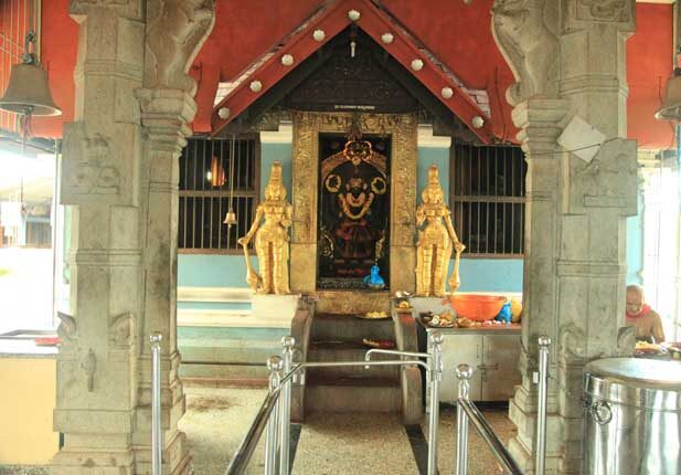 ಮೂರು ಪವನ್ ತೂಕದ ಚಿನ್ನಾಭರಣವಿದ್ದ ಪರ್ಸ್ ಕಳೆದುಕೊಂಡ ಮಹಿಳಾ ಭಕ್ತೆ: ಭಾರೀ ಜನ ಸಂದಣಿ ನಡುವೆಯೂ ಭಕ್ತಾದಿಯ ಸಂಕಷ್ಠ ಅರಿತು ತಾನೇ ಹುಡುಕಿಕೊಟ್ಟ ಉಪ್ಪಿನಂಗಡಿಯ ಅರ್ಚಕ