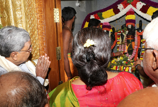 ಬೆಂಗಳೂರು :ರಾಮ ಸೀತಾ ಲಕ್ಷ್ಮಣ ದೇವಾಲಯ ಹಾಗೂ 33 ಅಡಿ ಎತ್ತರದ ಏಕಶಿಲಾ ಆಂಜನೇಯ ಸ್ವಾಮಿ ವಿಗ್ರಹದ ಶಿಲಾ ಪ್ರತಿಷ್ಠಾಪನೆ : ಜೈಶ್ರೀರಾಮ್ ಎಂದು ಕೂಗಿ ಭಕ್ತರನ್ನು ಹುರಿದುಂಬಿಸಿದ ಸಿಎಂ ಸಿದ್ದರಾಮಯ್ಯ