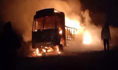 ಉತ್ತರಪ್ರದೇಶದ ಅಯೋಧ್ಯೆಗೆ ಪಟಾಕಿ ಸಾಗಿಸುತ್ತಿದ್ದ ಟ್ರಕ್‌ ಗೆ ಬೆಂಕಿ ತಗುಲಿ ಕ್ಷಣಾರ್ಧದಲ್ಲಿ ಸುಟ್ಟು ಕರಕಲಾದ ಟ್ರಕ್