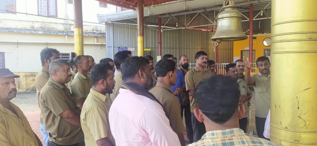 ಸುಳ್ಯ ರಿಕ್ಷಾ ಚಾಲಕರು ಅಳವಡಿಸಿದ ಬ್ಯಾನರ್ ಹರಿದ ಪ್ರಕರಣ: ಕಲ್ಕುಡ ದೈವಸ್ಥಾನದಲ್ಲಿ ಪ್ರಾರ್ಥನೆ