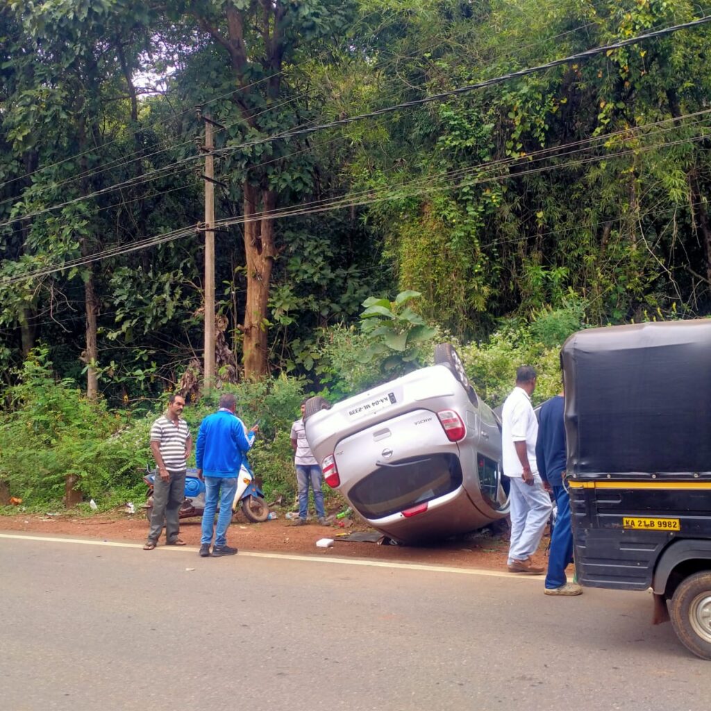 ಪರಿವಾರಕಾನ ಸ್ಕೂಟರ್ ಗೆ ಡಿಕ್ಕಿ ಹೊಡೆದು ಪಲ್ಟಿ ಹೊಡೆದು ನಜ್ಜುಗುಜ್ಜಾದ ಕಾರು.