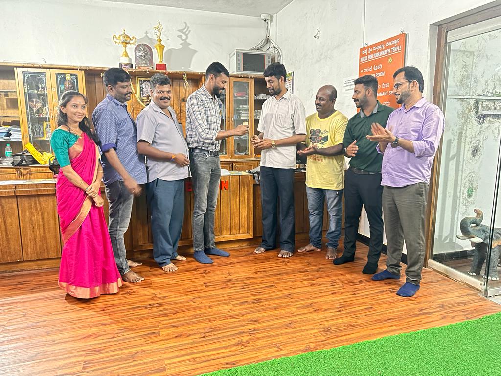 ವಾಲ್ನಟ್ ಫರ್ನಿಚರ್ ಸಂಸ್ಥೆಯ ಐದನೇ ವರ್ಷದ ವಾರ್ಷಿಕೋತ್ಸವದ ಪ್ರಯುಕ್ತ ಅದೃಷ್ಟ ಯೋಜನೆ ಸುಬ್ರಹ್ಮಣ್ಯ ದೇವಸ್ಥಾನದ ನೌಕರನಿಗೆ ಒಲಿದ ಚಿನ್ನ..!