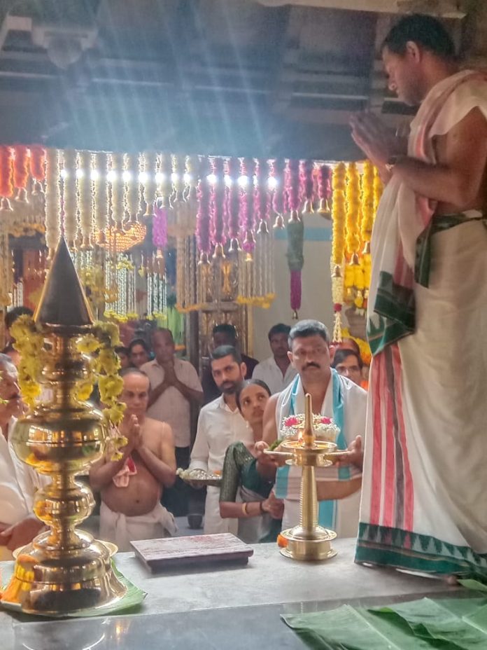 ಪೆರುವಾಜೆ  ವಾರ್ಷಿಕ ಜಾತ್ರೆ- ಬಲಿಬಿಂಬಕ್ಕೆ ಚಿನ್ನದ ಕವಚ ಸಮರ್ಪಣೆ