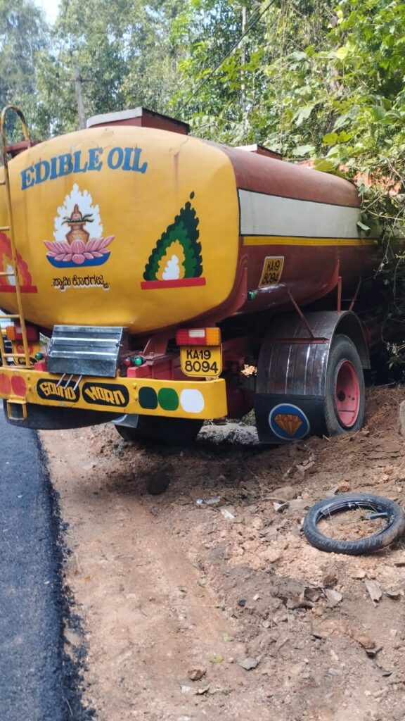 ದೇವರಕೊಲ್ಲಿ ಬಳಿ ಟ್ಯಾಂಕ‌ರ್ ಮತ್ತು ಬೈಕ್ ಮಧ್ಯೆ ನಡೆದ ಭೀಕರ ಅಪಘಾತ -ಬೈಕ್ ಸವಾರ ಗಂಭೀರ ಗಾಯ.