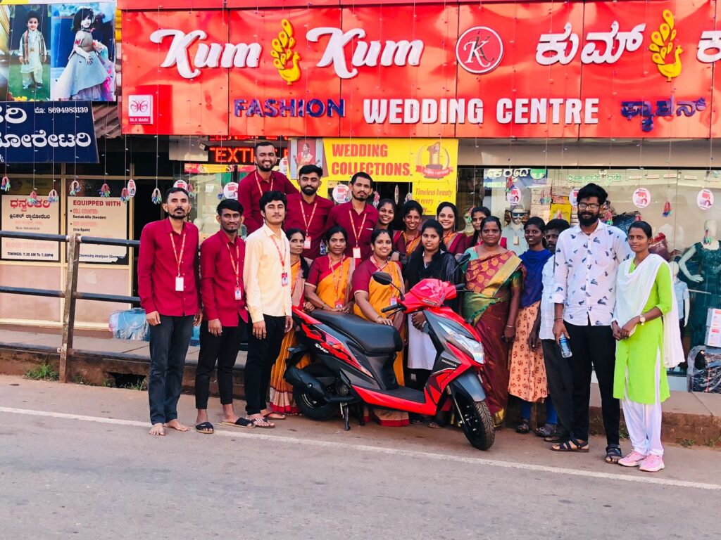 ಸುಳ್ಯದ ಕುಂ…ಕುಂ..ಫ್ಯಾಷನ್ ವಸ್ತ್ರಮಳಿಗೆಯಲ್ಲಿ  ಬಂಪರ್ ಬಹುಮಾನ ಹಸ್ತಾಂತರ