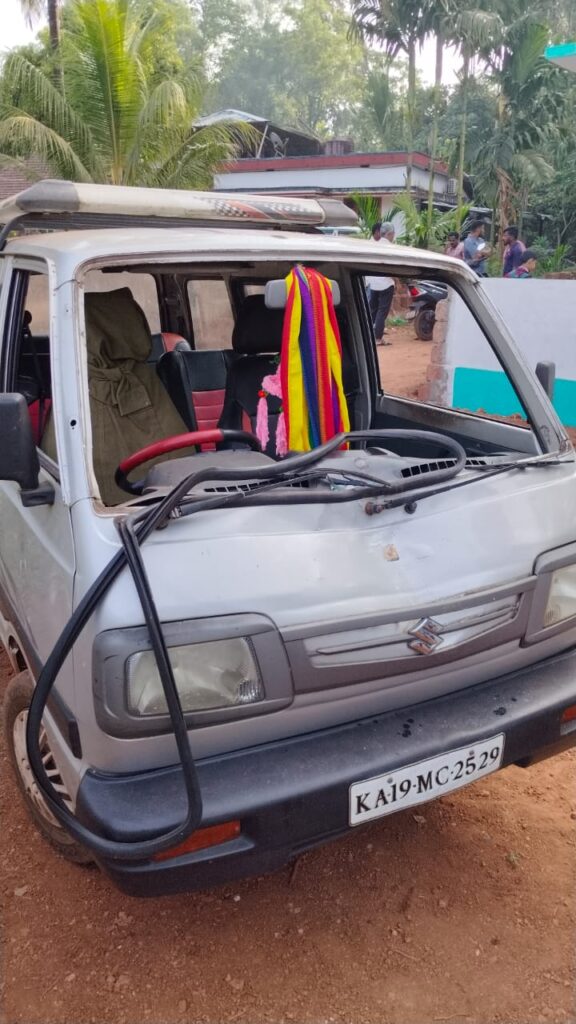 ಪೆರಾಜೆ ಗ್ರಾಮದಲ್ಲಿ ಒಂಟಿ ಸಲಗದ ಸಂಚಾರ: ಬಿಳಿಯಾರಿನಲ್ಲಿ ರಸ್ತೆ ಬದಿ ನಿಂತಿದ್ದ ಓಮ್ನಿ ಕಾರಿನ ಮೇಲೆ ತುಳಿದು ಹಾನಿ : ಚಾಲಕ ಸಣ್ಣ ಗಾಯದೊಂದಿಗೆ ಪಾರು.