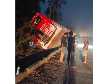 ನೆಲ್ಯಾಡಿ: ಚಾಲಕನ ನಿಯಂತ್ರಣ ತಪ್ಪಿ ಖಾಸಗಿ ಬಸ್ಸು ಪಲ್ಟಿ; ಹಲವರಿಗೆ ಗಾಯ