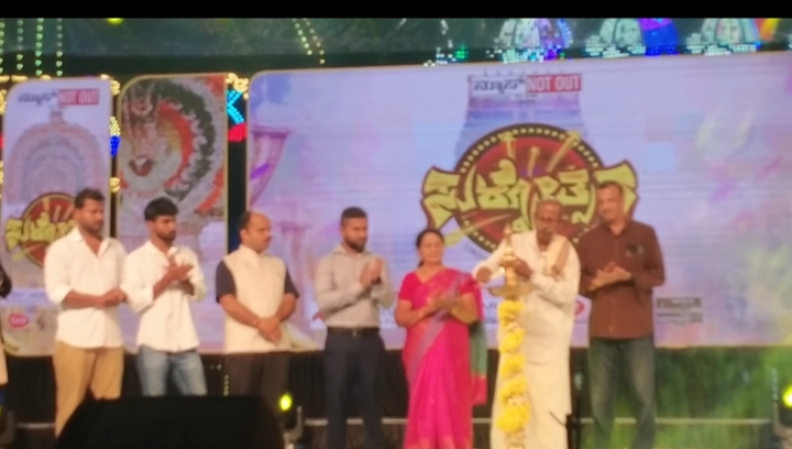 ನ್ಯೂಸ್ ನಾಟ್ ಔಟ್ , ಮತ್ತು ಸುರೇಶ್ ಶೆಟ್ಟಿ ಈವೆಂಟ್ ಮ್ಯಾನೇಜಮೆಂಟ್ ನಲ್ಲಿ ಅದ್ಧೂರಿಯ ಸುಳ್ಯೋತ್ಸವಕ್ಕೆ ಚಾಲನೆ: ದೀಪ ಬೆಳಗಿಸಿ ಶುಭ ಹಾರೈಸಿದ ಡಾ. ಹರಪ್ರಸಾದ್ ತುದಿಯಡ್ಕ .