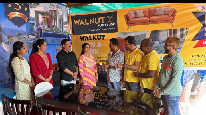 ಸುಳ್ಯ ಜಾತ್ರೆಯಲ್ಲಿ ಮಂಗಳೂರಿನ ಪ್ರತಿಷ್ಠಿತ ವಾಲ್ನಟ್ ಸಂಸ್ಥೆಯಿಂದ ವಿನೂತನ ಅದೃಷ್ಟ ಯೋಜನೆಯ ಪ್ರಾತ್ಯಕ್ಷಿಕೆ : ವಿನ್ ಅಂಡ್ ವಿನ್ ಲಕ್ಕಿ ಕೂಪನ್ ನಲ್ಲಿ ಚಿನ್ನದ ಉಂಗುರ ಗೆದ್ದ ಸುಳ್ಯದ ಗ್ರಾಹಕ.