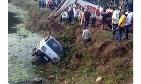 ಚಾಲಕನ ನಿಯಂತ್ರಣ ತಪ್ಪಿ ಕೆರೆಗೆ ಬಿದ್ದ ಕಾರು