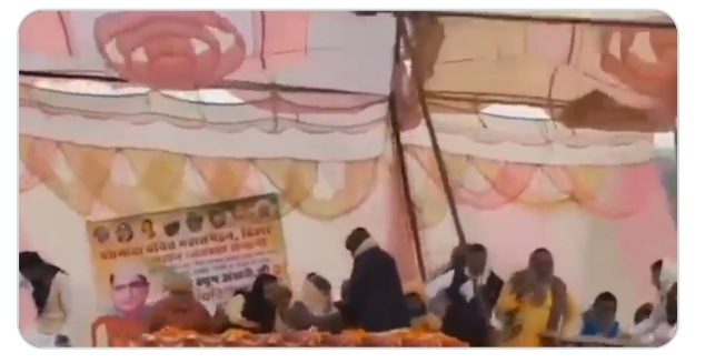 ರಾಮ ಮಂದಿರ ಪ್ರಾಣ ಪ್ರತಿಷ್ಠಾಪನೆ ಲೇವಡಿ ಮಾಡುತ್ತಿದ್ದಂತೆ ಕುಸಿದ ವೇದಿಕೆ