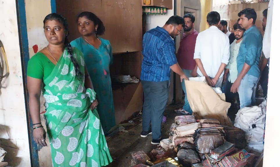 ಸುಳ್ಯ ಖಾಸಗಿ ಬಸ್ಸು ನಿಲ್ದಾಣದ ಬಳಿ ಆರ್ ಕೆ ಬ್ಯಾಂಗಲ್ಸ್  ಅಂಗಡಿಯ ಗೋಡಾನ್ ಗೆ ಆಕಸ್ಮಿಕ ಬೆಂಕಿ : ಸುಟ್ಟು ಕರಕಲಾದ ಲಕ್ಷಾಂತರ ರೂಪಾಯಿಯ ಬಳೆ ಮತ್ತು ಫ್ಯಾನ್ಸಿ ವಸ್ತುಗಳು