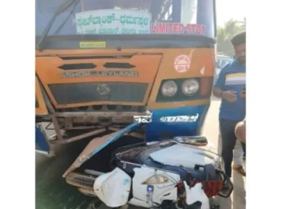 ಸರಕಾರಿ ಬಸ್ ಗಳ ಓವರ್ ಟೇಕ್ ಭರದಲ್ಲಿ ಕಾಲೇಜು ವಿದ್ಯಾರ್ಥಿನಿಗೆ ಡಿಕ್ಕಿಯಾಗಿ ವಿದ್ಯಾರ್ಥಿನಿ ಸ್ಥಿತಿ ಗಂಭೀರ.