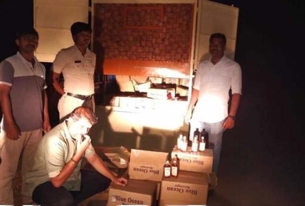 ಉಳ್ಳಾಲ: ಕೇರಳಕ್ಕೆ ಗೋವಾ ಮದ್ಯ ಅಕ್ರಮ ಸಾಗಾಟ – ಆರೋಪಿ ಸಹಿತ 114 ಪೆಟ್ಟಿಗೆ ಮದ್ಯ, ವಾಹನ ವಶ