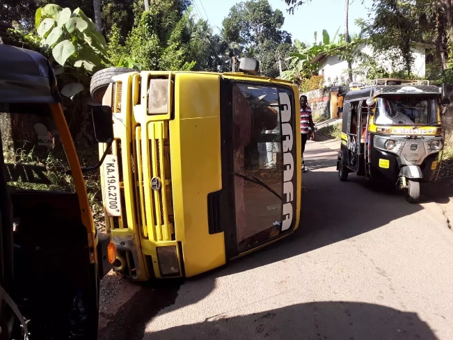 ಉಪ್ಪಿನಂಗಡಿ: ಶಾಲಾ ಬಸ್‌ ಪಲ್ಟಿ; ಅಪಾಯದಿಂದ ಪಾರಾದ ಮಕ್ಕಳು