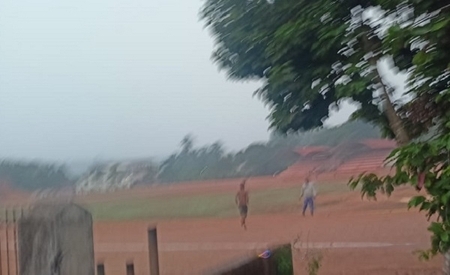 ಪುತ್ತೂರು : ನಸುಕಿನ ವೇಳೆ ಕೊಂಬೆಟ್ಟುವಿನಲ್ಲಿ ಮನೆಗಳ ಬಾಗಿಲು ಬಡಿಯುತ್ತಾ ಓಡಾಡಿದ ಇಬ್ಬರು ಅಪರಿಚಿತರು – ಅನುಮಾನಸ್ಪದ  ತಿರುಗಾಡುತ್ತಿದ್ದಾತನನ್ನು ಸ್ಥಳಿಯರ ನೆರವಿನಿಂದ ಹಿಡಿದು ಪೊಲೀಸರಿಗೆ ಒಪ್ಪಿಸಿದ ಸ್ಥಳೀಯ ನಗರಸಭಾ ಸದಸ್ಯ