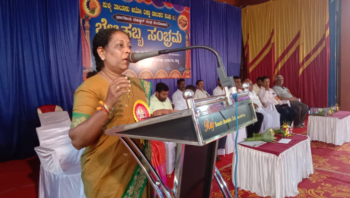 ಅಹಂ ಇಟ್ಟುಕೊಳ್ಳದೆ, ಎಲ್ಲರೊಂದಿಗೆ ಬೆರೆಯುವ ರಿಕ್ಷಾ ಚಾಲಕರ ಸೇವೆ ಶ್ಲಾಘನೀಯವಾದದ್ದು : ಶಾಸಕಿ ಭಾಗೀರಥಿ ಮುರುಳ್ಯರಿಕ್ಷಾ ಚಾಲಕರು ಆಪದ್ಬಾಂಧವರು. ಬದ್ಧತೆಯಿಂದ ಕೆಲಸ ಮಾಡುತ್ತಾರೆ : ಎಸ್.ಅಂಗಾರ