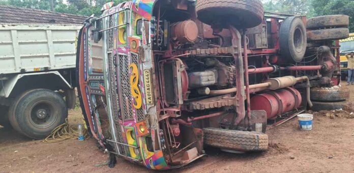 ಕಡಬ:ಶೌಚಾಲಯದ ಗುಂಡಿ ದಿಢೀರ್ ಕುಸಿದು ಗೊಬ್ಬರ ತುಂಬಿದ್ದ ಲಾರಿ ಏಕಾಏಕಿ ಪಲ್ಟಿ