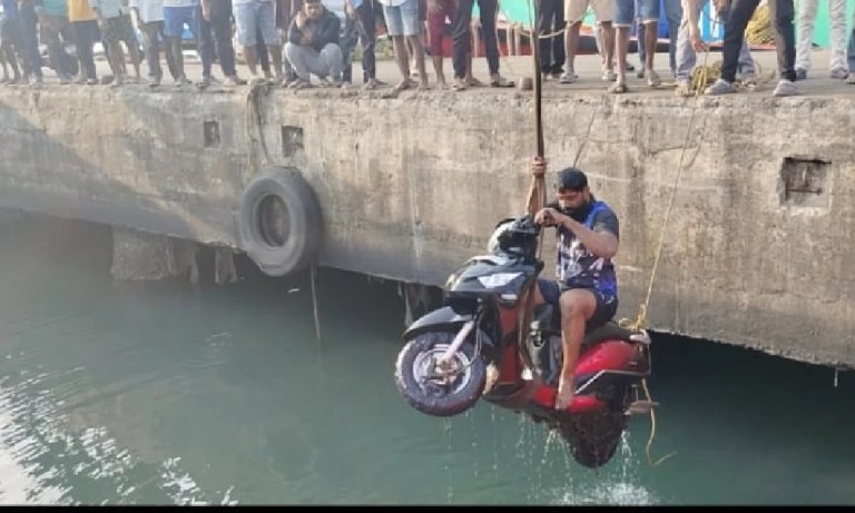 ಮಲ್ಪೆ ಬಂದರಿನಲ್ಲಿ ಸ್ಕೂಟಿ ಸಮೇತ ನೀರಿಗೆ ಬಿದ್ದ ಮೀನುಗಾರ: ಶವ ಮೇಲಕ್ಕೆತ್ತಿದ ಈಶ್ವರ್ ಮಲ್ಪೆ..!