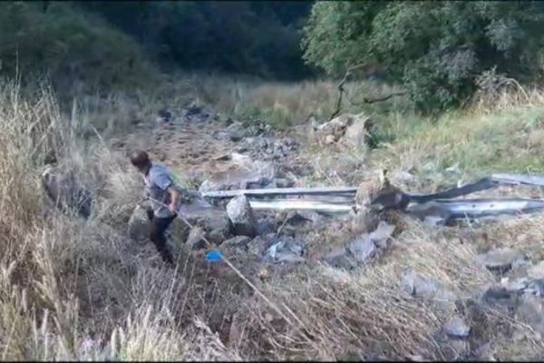 ಚಾರ್ಮಾಡಿ – 2 ಸಾವಿರ ಅಡಿ ಪ್ರಪಾತಕ್ಕೆ ಬಿದ್ದ ಟಿಪ್ಪರ್ ಲಾರಿ – ಚಾಲಕ ಬಚಾವ್