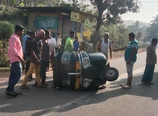 ಆಲಂಕಾರು: ಕುಂತೂರು ಸಮೀಪ ರಿಕ್ಷಾ ಪಲ್ಟಿ –ಮೂವರು ಕಾರ್ಮಿಕರಿಗೆ ಗಾಯ