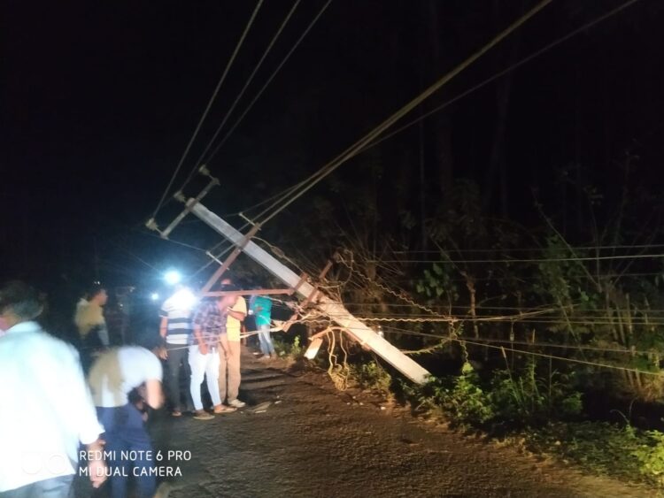 ಬೆಳ್ಳಾರೆಯಲ್ಲಿ ಚಾಲಕನ ನಿಯಂತ್ರಣ ತಪ್ಪಿದ ಕಾರು ವಿದ್ಯುತ್ ಕಂಬಕ್ಕೆ ಡಿಕ್ಕಿ-ಪ್ರಾಣಾಪಾಯದಿಂದ ಚಾಲಕ  ಪಾರು