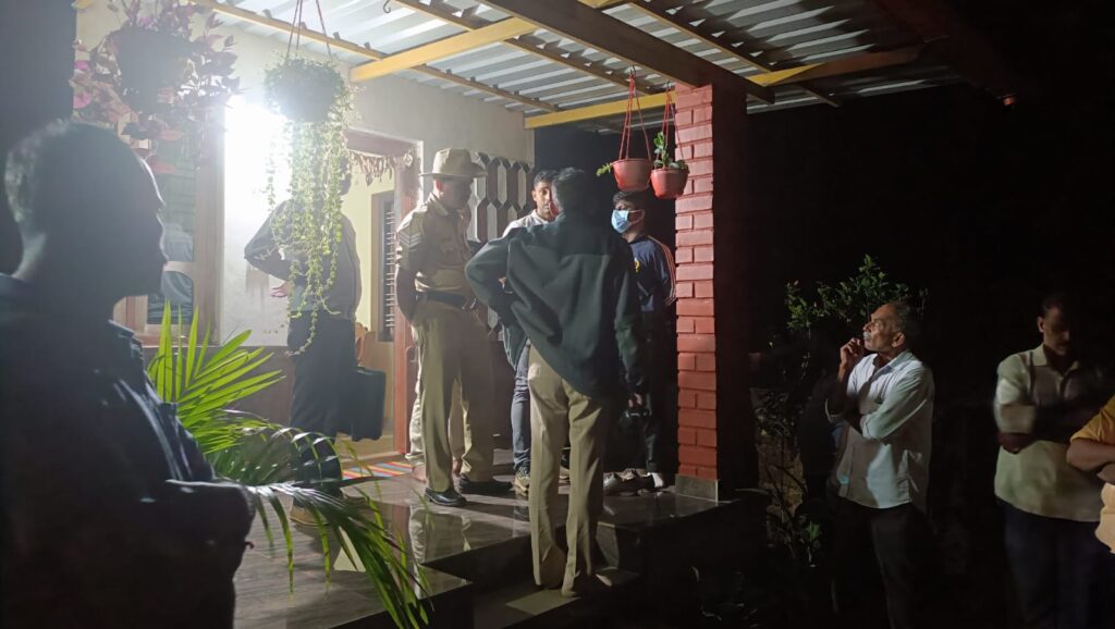 ಸಂಪಾಜೆ  ಮನೆಗೆ ನುಗ್ಗಿದ ಕಳ್ಳರ ತಂಡ:    ಚಿನ್ನಾಭರಣ ದೋಚಿ ಪರಾರಿ  : ಸ್ಥಳಕ್ಕೆ ಆಗಮಿಸಿದ ಪೋಲೀಸರು, ಬೆರಳಚ್ಚು  ತಜ್ಞರು ಹಾಗೂ ಶ್ವಾನದಳ.