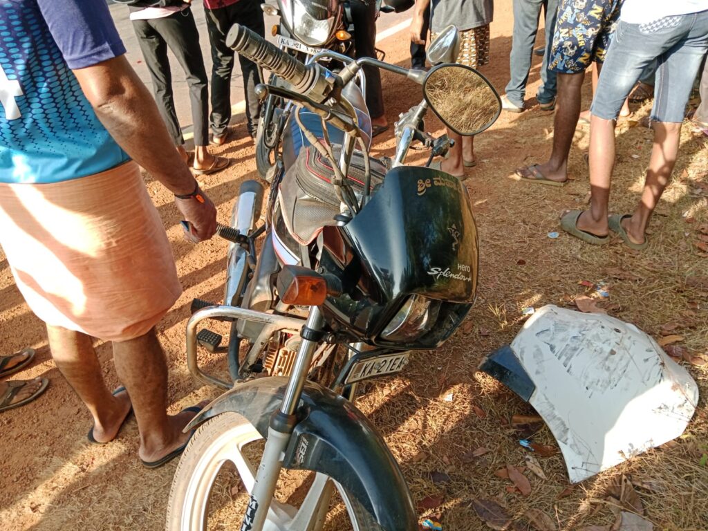 ಅರಂತೋಡು ಕಾರಿಗೆ ಡಿಕ್ಕಿ ಹೊಡೆದು ಬೈಕ್ ಪಲ್ಟಿ: ಬೈಕ್ ಸವಾರರಿಗೆ ಗಾಯ : ಆಸ್ಪತ್ರೆಗೆ ದಾಖಲು.