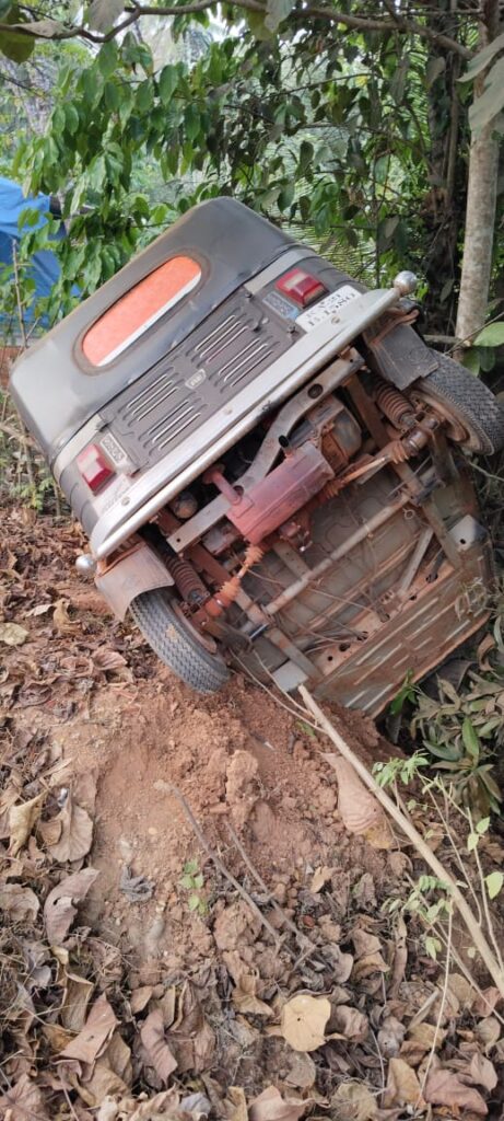 ಕಡೆಪಾಲ : ಆಟೋ ರಿಕ್ಷಾ ಪಲ್ಟಿ – ಅಪಾಯದಿಂದ ಪಾರು