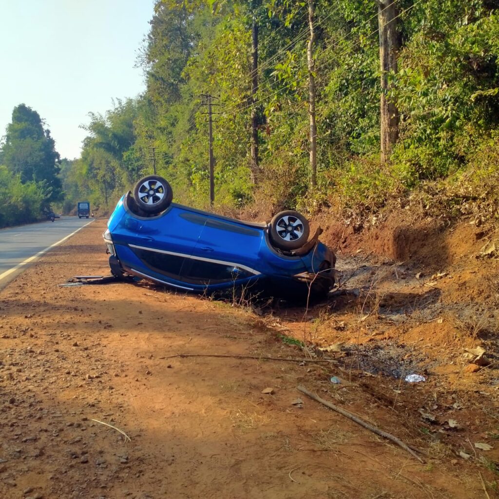 ಅರಂಬೂರಲ್ಲಿ ಕಾರು ಪಲ್ಟಿ, ಚಾಲಕ ಅಪಾಯದಿಂದ ಪಾರು