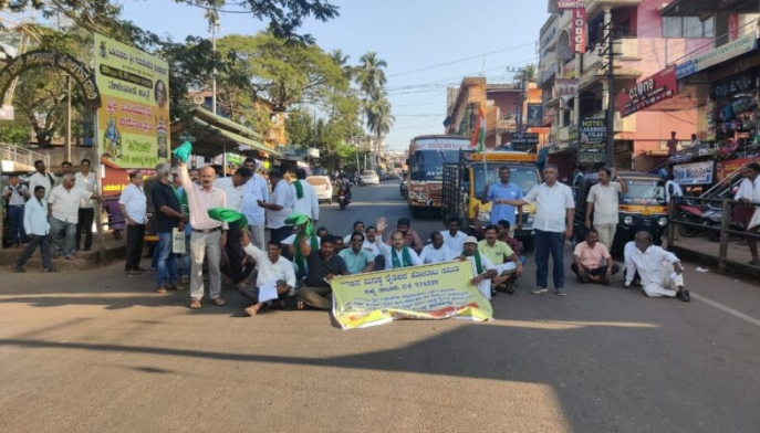 ಸಮಾನ ಮನಸ್ಕ ರೈತಪರ ಹೋರಾಟಗಾರರ   ಸಮಿತಿಯಿಂದ ಸುಳ್ಯದಲ್ಲಿ ಪ್ರತಿಭಟನಾ ಸಭೆ
